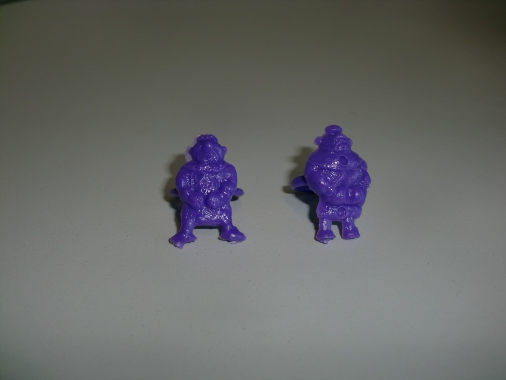 Leopardenführer mit Beinen weit auseinander und eng beieinander