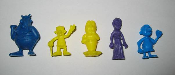 21. Obelix rechte Hand erhoben<br />22. Methusalix mit Stock<br />23. Gutemine<br />24. korsisches Mädchen<br />25. Kaltmamsellos, Sklave von Cäsar