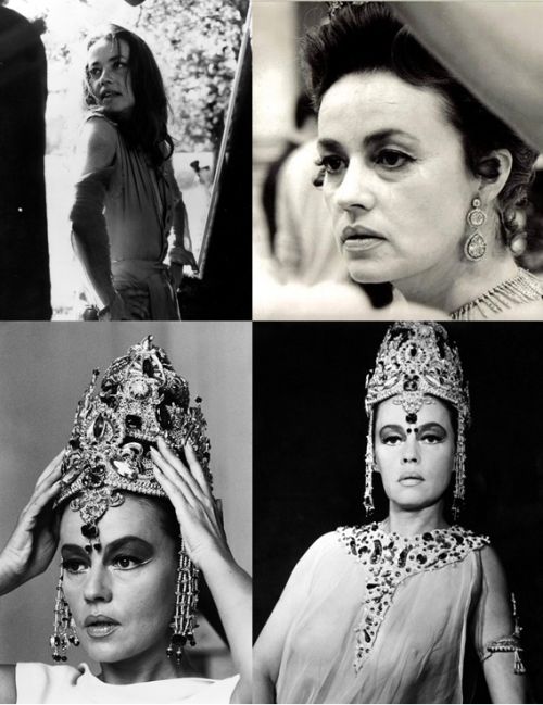 Jeanne Moreau - unten als Mata Hari im gleichnamigen Film (1964).jpg