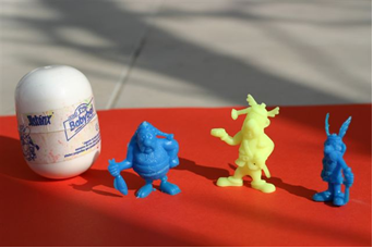 weißes Ei mit 3 Figuren