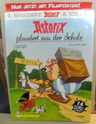 SONDERBAND ASTERIX PLAUDERT AUS DER SCHULE MIT FILMPOSTER ASTERIX & WIKINGER.jpg